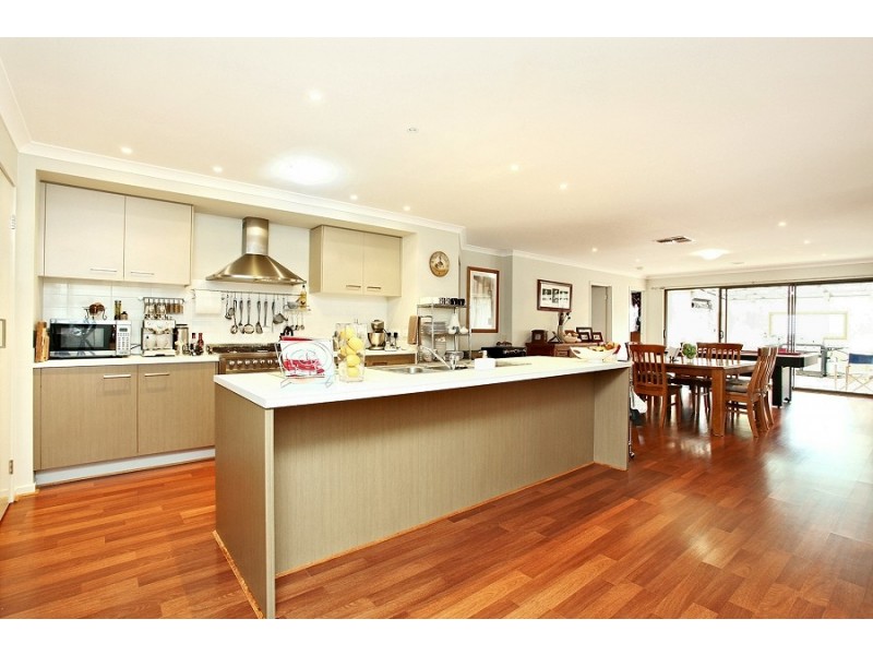 5 Sunderlund Way, Melton VIC 3337