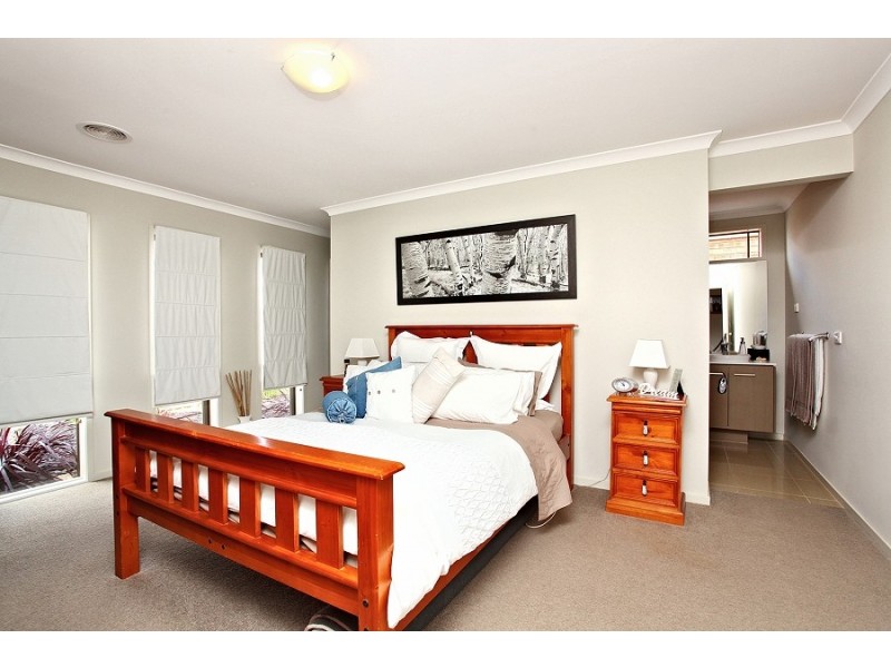 5 Sunderlund Way, Melton VIC 3337