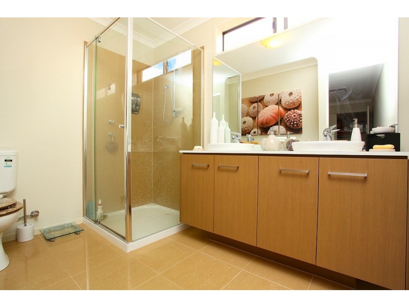 5 Sunderlund Way, Melton VIC 3337