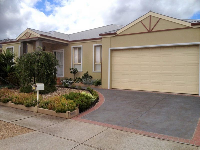 1/3 Sirius Way, Melton VIC 3337