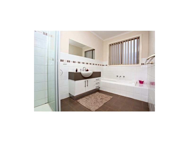 1/3 Sirius Way, Melton VIC 3337