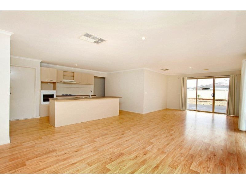 48 Featherhead Way, Melton VIC 3337