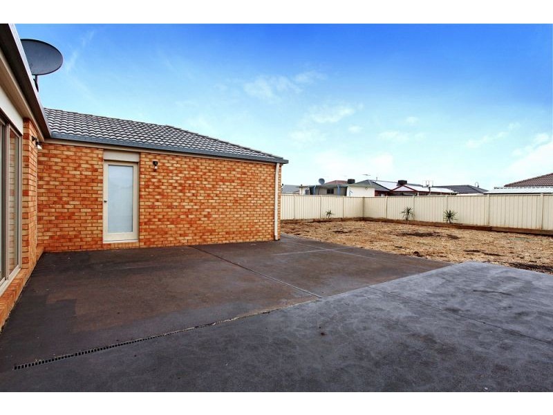 48 Featherhead Way, Melton VIC 3337