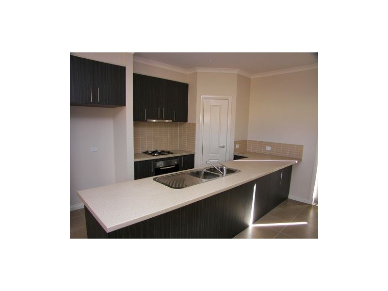 1/3 Borrowdale Road, Melton West VIC 3337