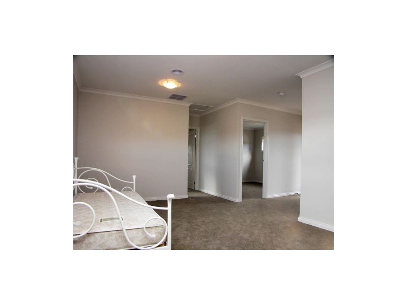 1/3 Borrowdale Road, Melton West VIC 3337