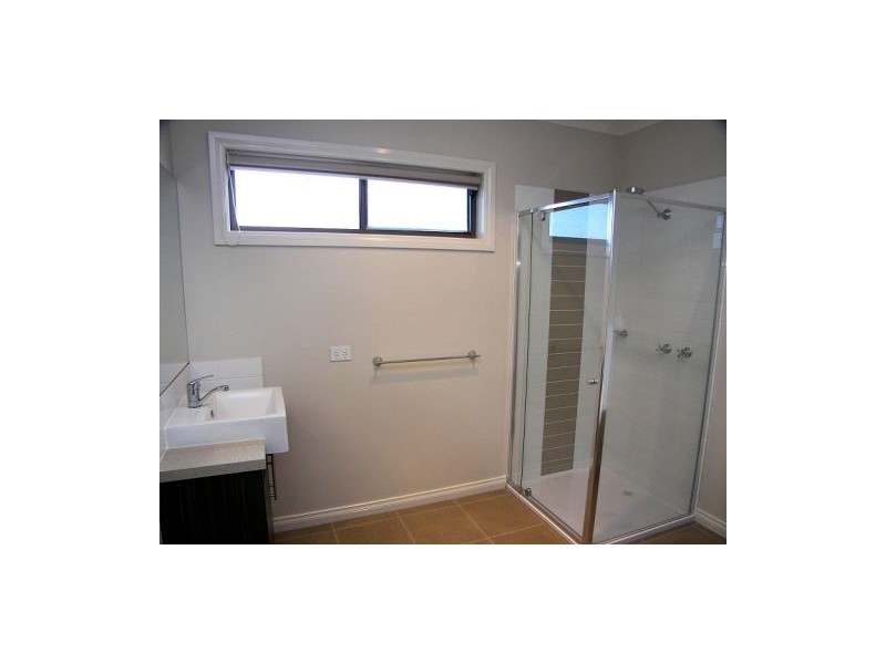 1/3 Borrowdale Road, Melton West VIC 3337