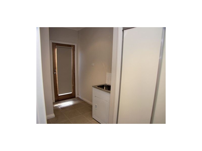 1/3 Borrowdale Road, Melton West VIC 3337