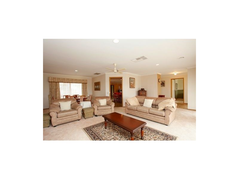 4 Sleeth Court, Melton West VIC 3337