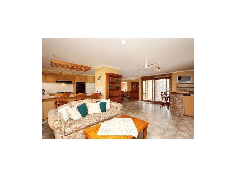 4 Sleeth Court, Melton West VIC 3337