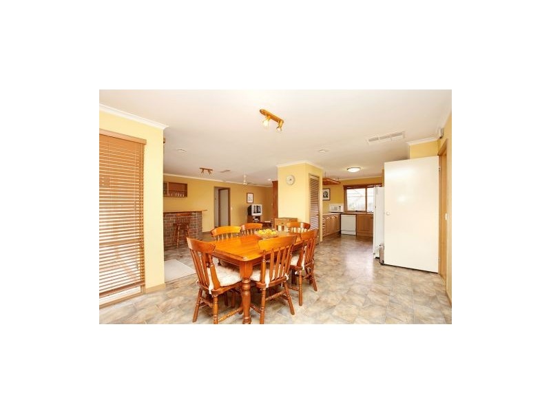 4 Sleeth Court, Melton West VIC 3337