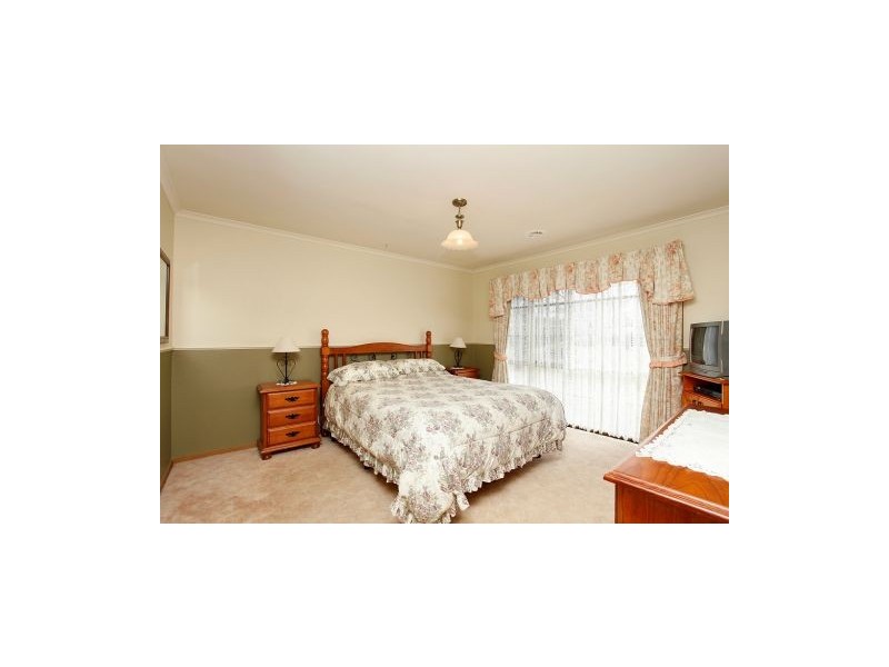 4 Sleeth Court, Melton West VIC 3337