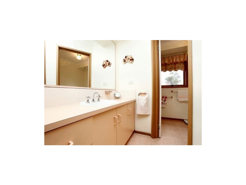 4 Sleeth Court, Melton West VIC 3337