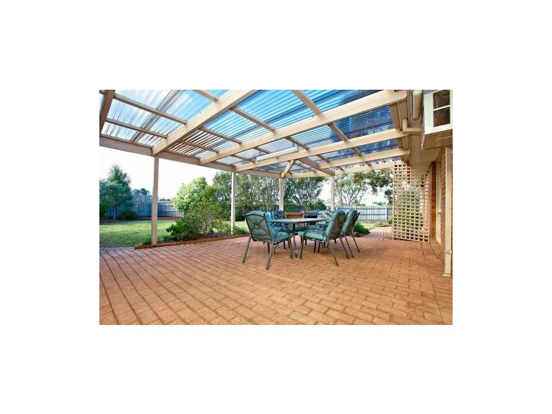 4 Sleeth Court, Melton West VIC 3337