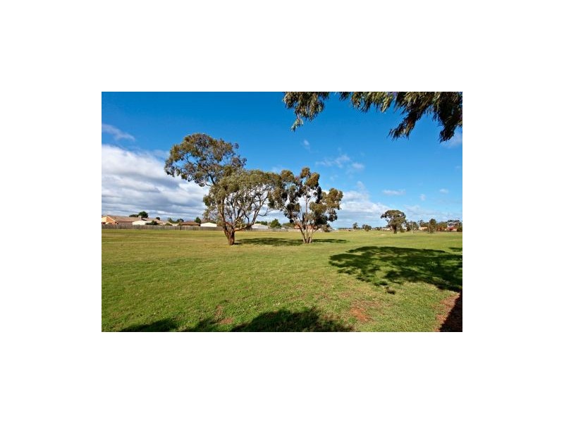 4 Sleeth Court, Melton West VIC 3337