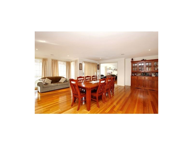 16 Sunray Rise, Melton VIC 3337