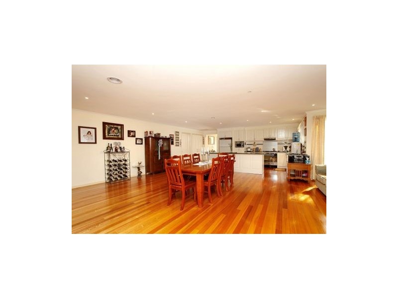 16 Sunray Rise, Melton VIC 3337