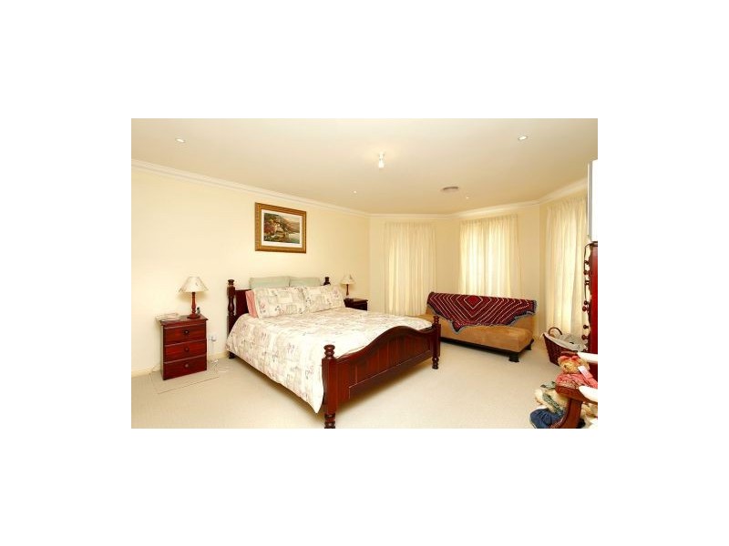 16 Sunray Rise, Melton VIC 3337