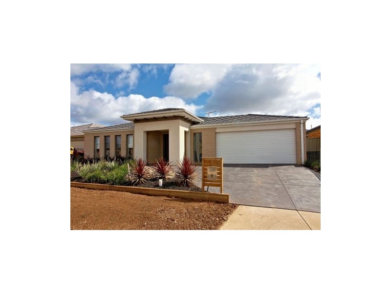 5 Sunderland Way, Melton West VIC 3337