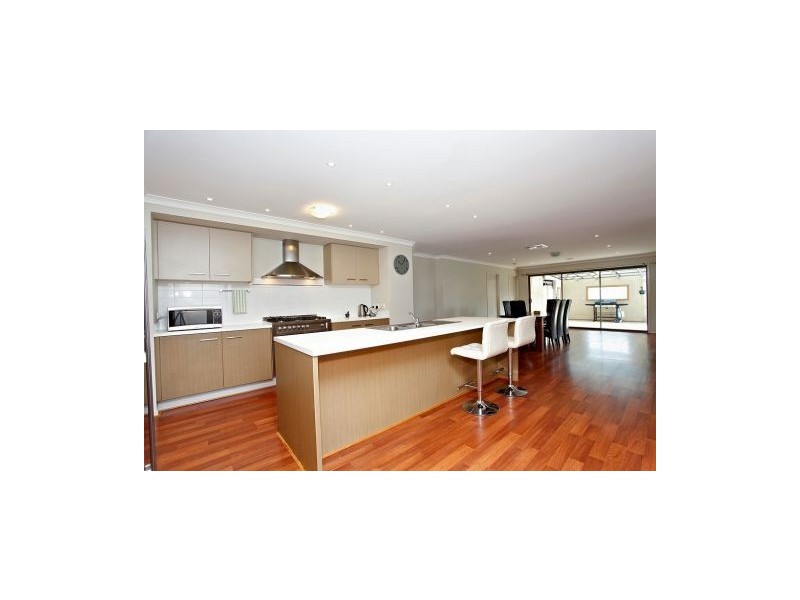 5 Sunderland Way, Melton West VIC 3337