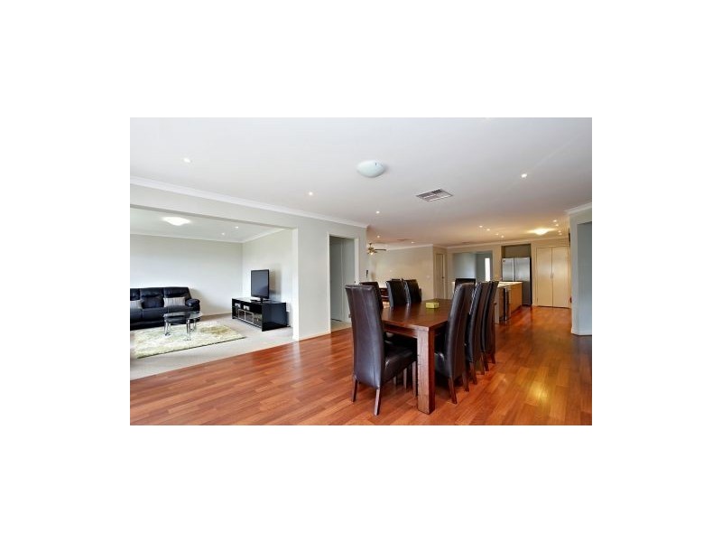 5 Sunderland Way, Melton West VIC 3337