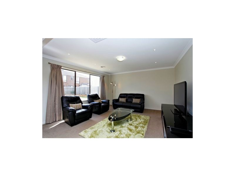 5 Sunderland Way, Melton West VIC 3337