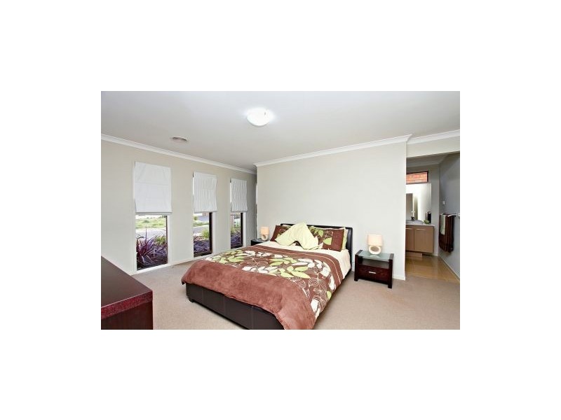 5 Sunderland Way, Melton West VIC 3337