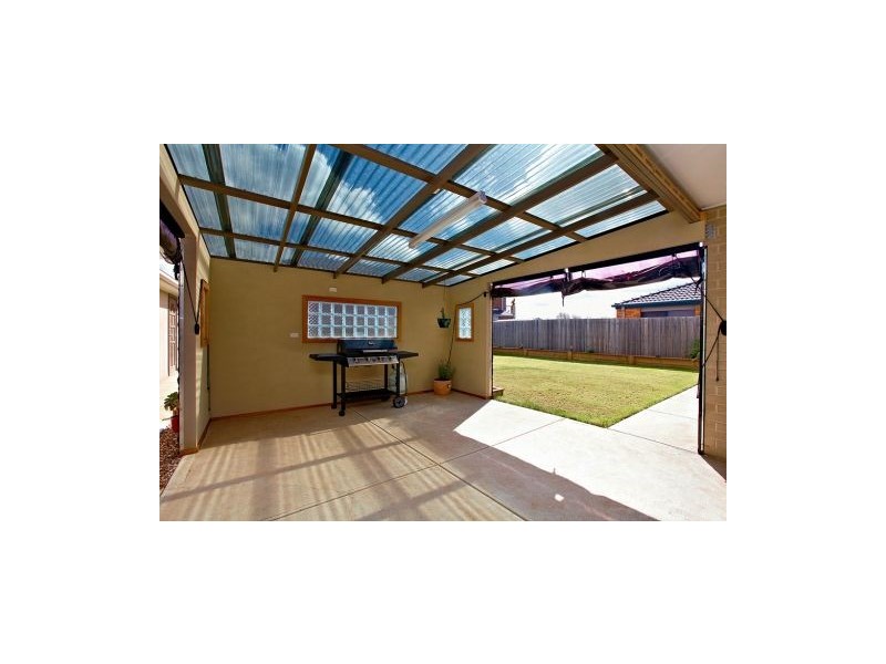 5 Sunderland Way, Melton West VIC 3337