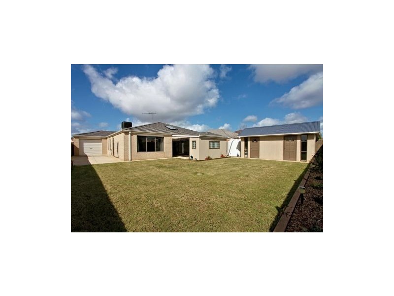 5 Sunderland Way, Melton West VIC 3337