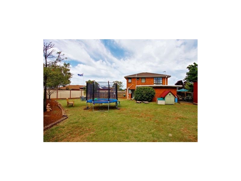 8 Grenville Place, Melton West VIC 3337