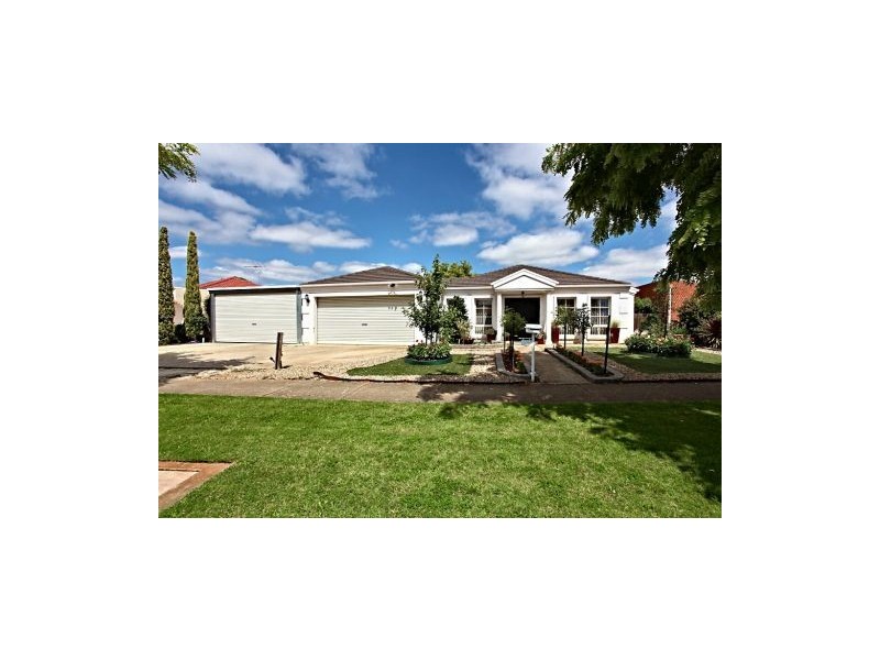 19 Cahill Drive, Brookfield VIC 3338