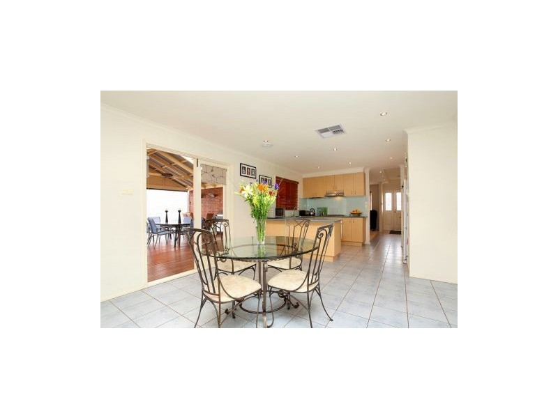 12 Southdean, Melton VIC 3337