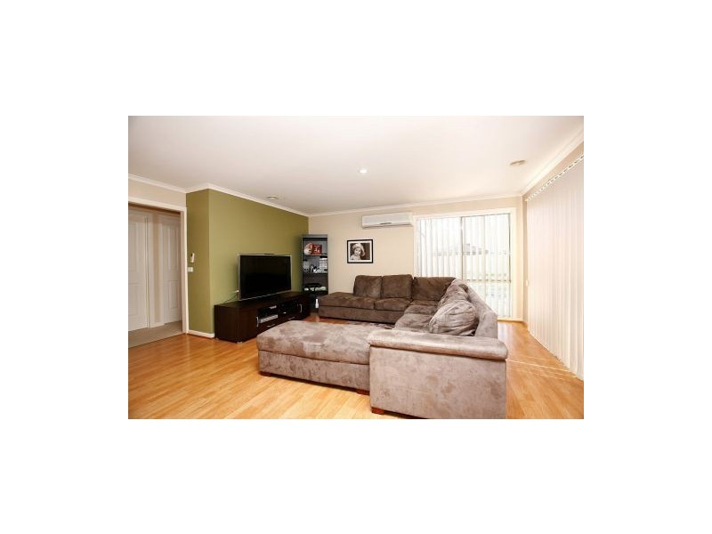 17 Sunray Rise, Melton VIC 3337