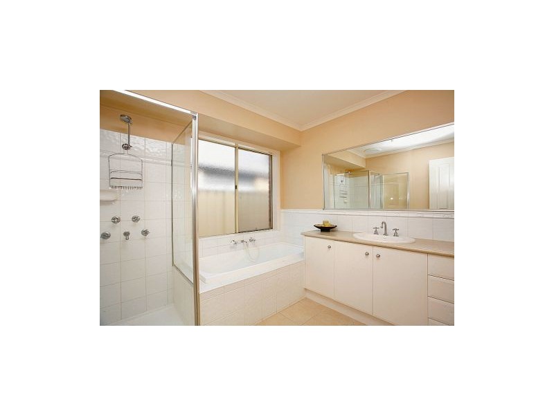 17 Sunray Rise, Melton VIC 3337