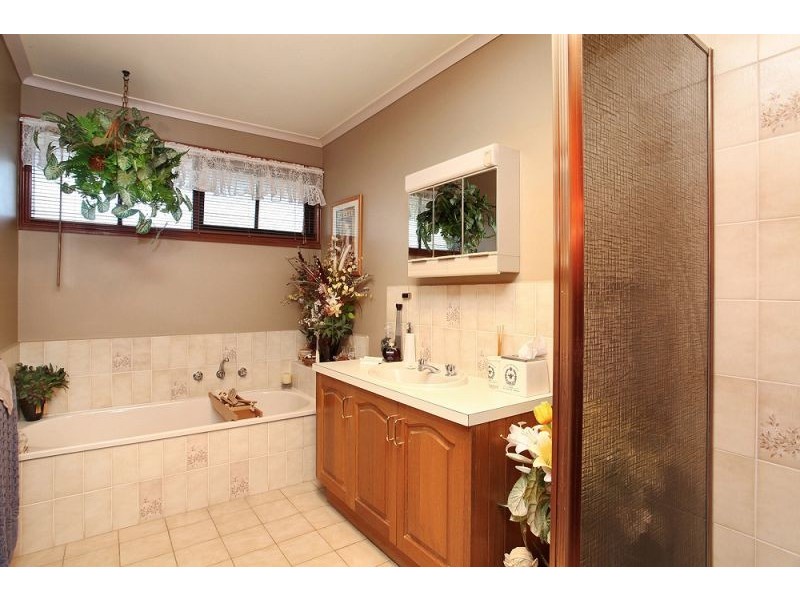 11 Gloaming Ride, Kurunjang VIC 3337