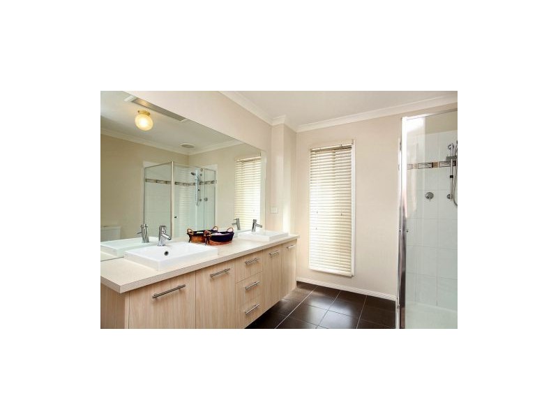 23 Pangbourne Avenue, Melton West VIC 3337