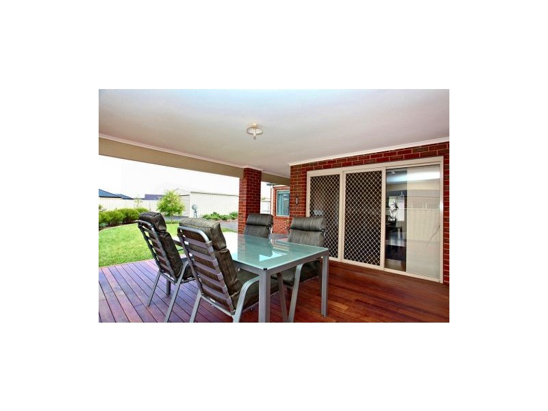 23 Pangbourne Avenue, Melton West VIC 3337