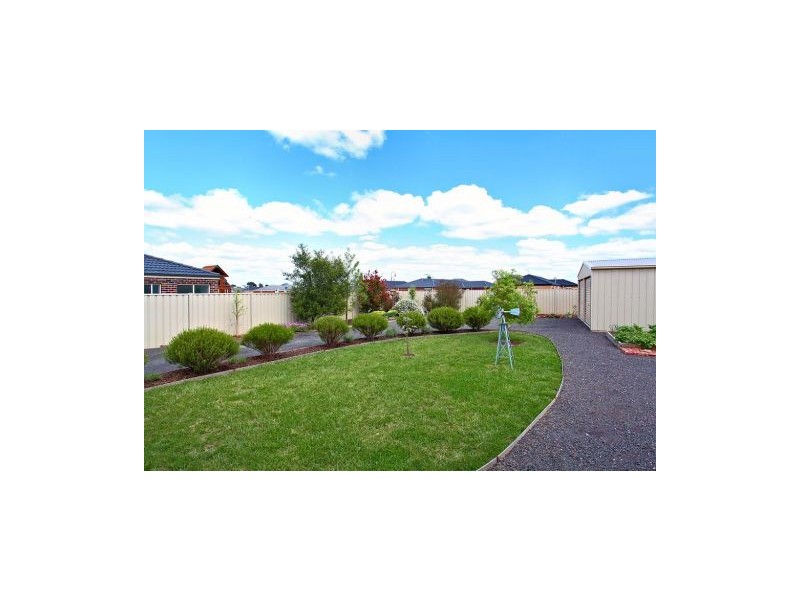 23 Pangbourne Avenue, Melton West VIC 3337
