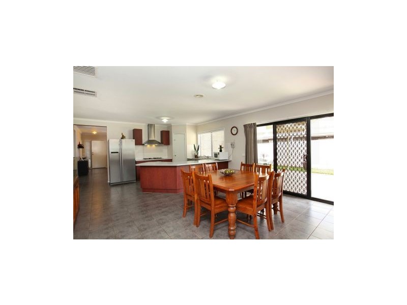 38 Cahill Drive, Brookfield VIC 3338