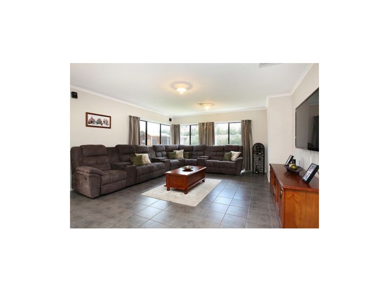 38 Cahill Drive, Brookfield VIC 3338
