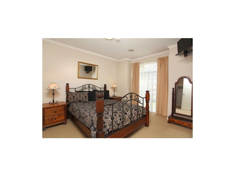 38 Cahill Drive, Brookfield VIC 3338