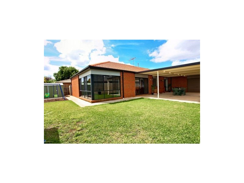 38 Cahill Drive, Brookfield VIC 3338