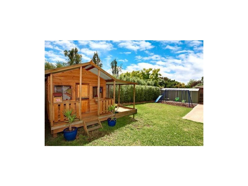 38 Cahill Drive, Brookfield VIC 3338