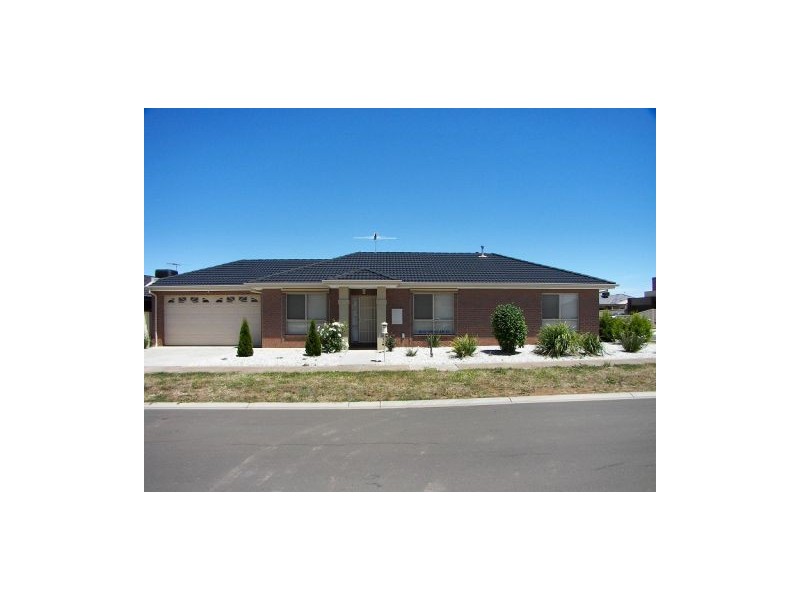 2/12 Heather Court, Kurunjang VIC 3337