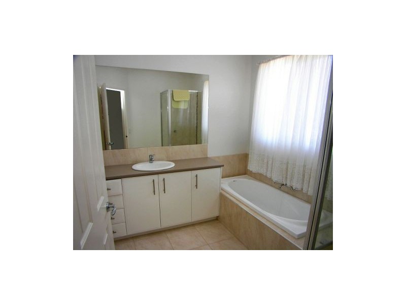 2/12 Heather Court, Kurunjang VIC 3337