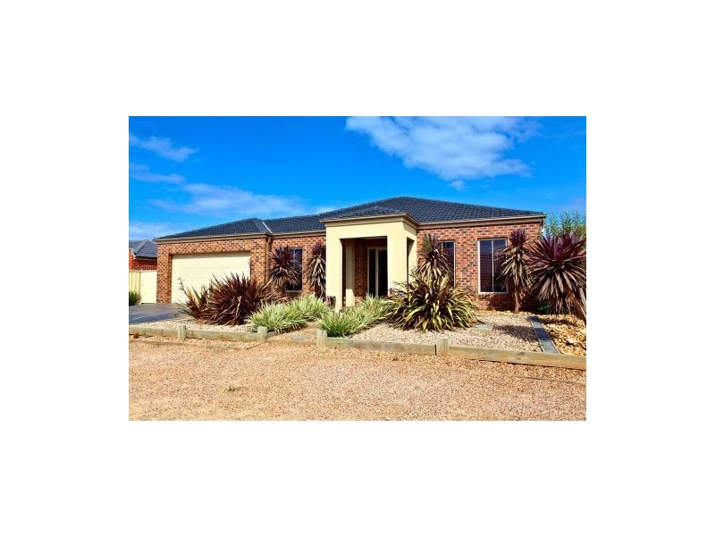 35 Featherhead Way, Melton VIC 3337