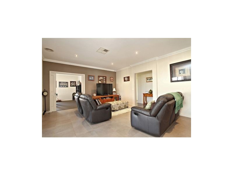 35 Featherhead Way, Melton VIC 3337