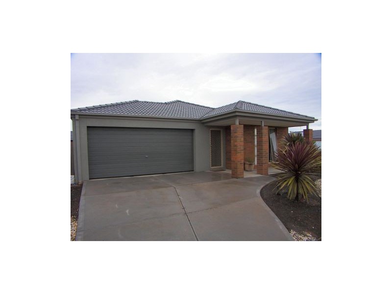 68 Fairhaven Boulervard, Melton VIC 3337
