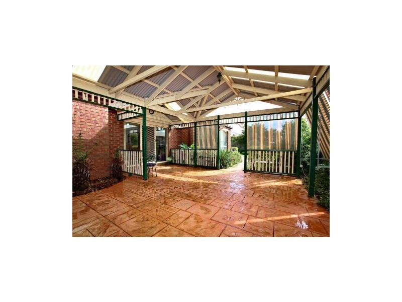17 Glenbrook Gardens, Brookfield VIC 3338