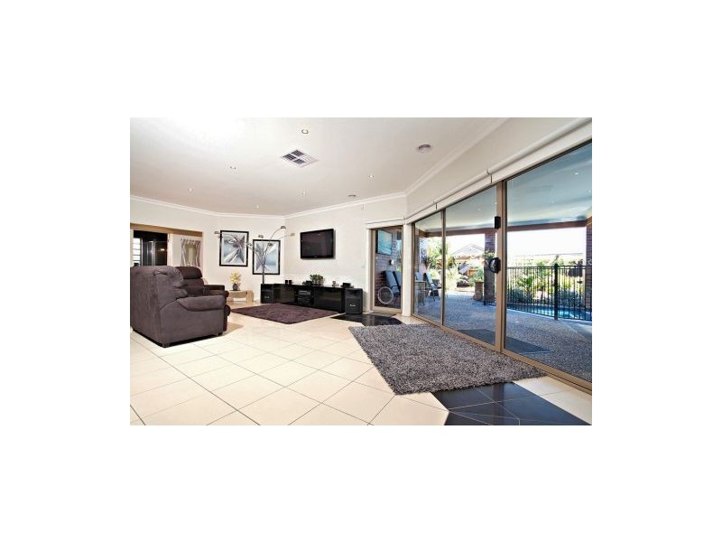 27 Brookfield Avenue, Brookfield VIC 3338