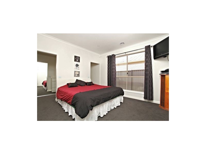 27 Brookfield Avenue, Brookfield VIC 3338